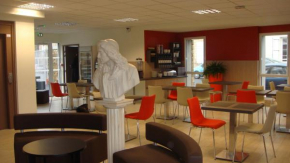 Гостиница The Originals Access, Hôtel Cholet Gare  Шоле